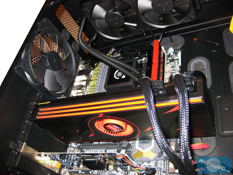AMD Radeon HD 6990 Instalada