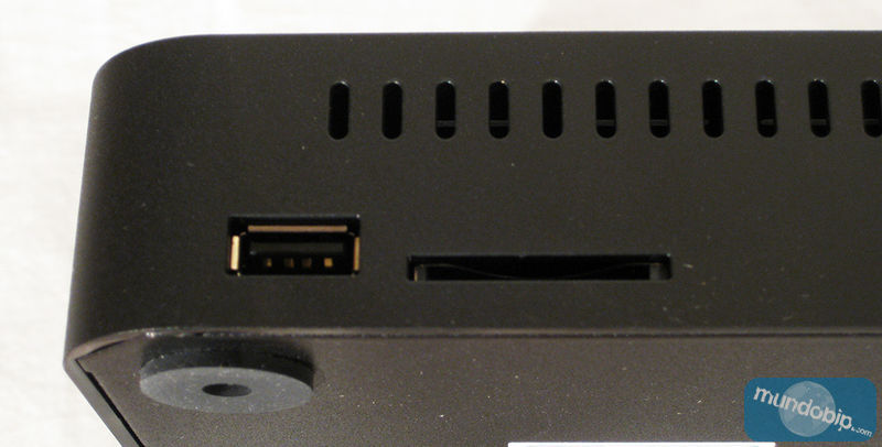 Puerto USB y ranura tarjetas SD Dune HD TV 301