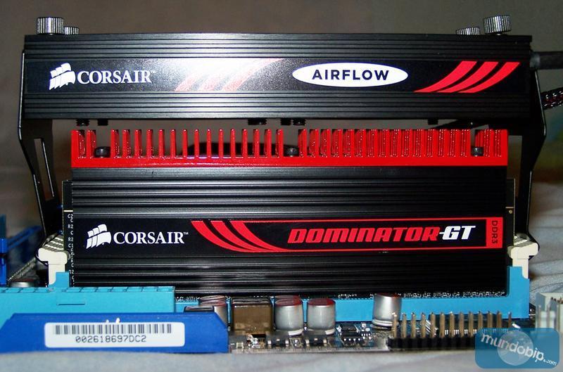 Vista lateral ventilador instalado Dominator GT CMG4GX3M2B1600C7
