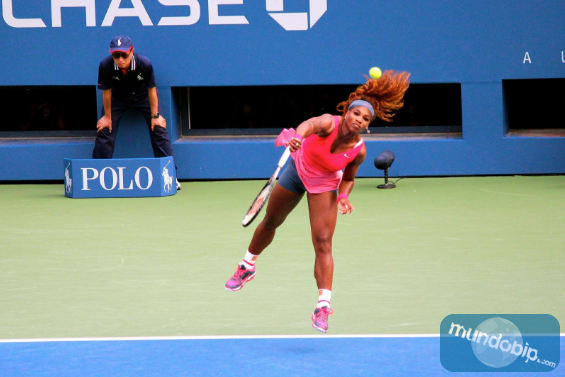 By Boss Tweed from New York - Serena Williams serves at the US OpenUploaded by Flickrworker, CC BY 2.0, https://commons.wikimedia.org/w/index.php?curid=28316952