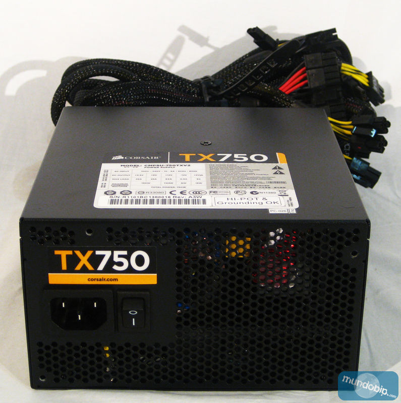 Trasera ngulo Corsair TX750 V2