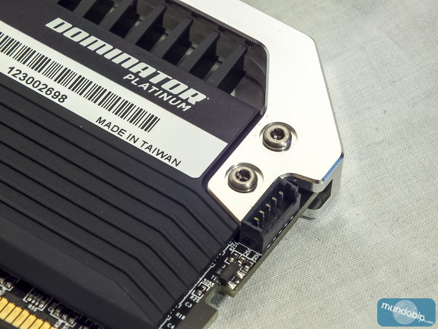 Conector Corsair Link en Corsair Dominator Platinum 2133 CL9 CMD16GX3M4A2133C9