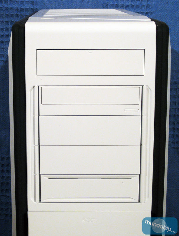Frontal Zoom NZXT Switch 810