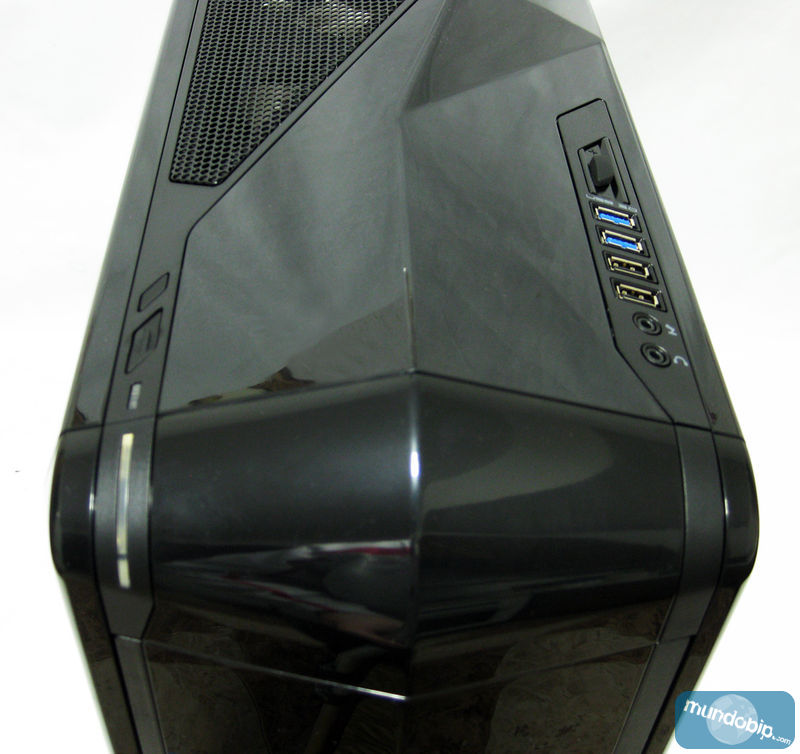 Frontal superior NZXT Phanom 410