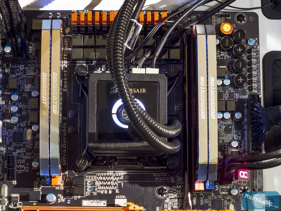 Instaladas luz exterior Corsair Dominator Platinum 16Gb 2133Mhz CL9 1.5V