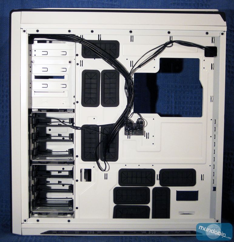 Lateral trasero abierto NZXT Switch 810