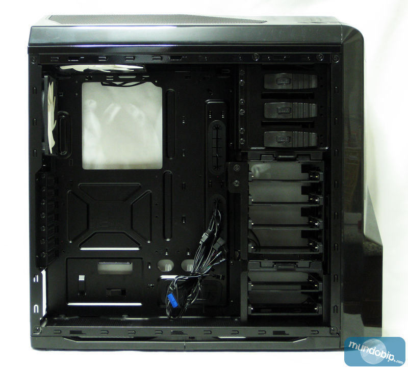 Lateral abierto NZXT Phanom 410