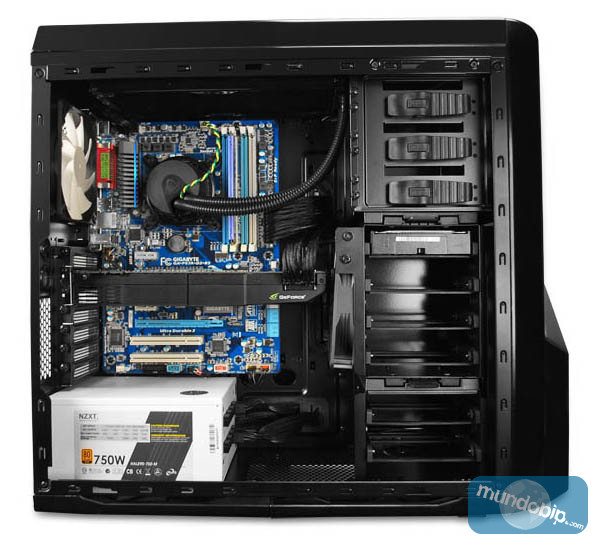 Lateral abierto NZXT Phanom 410