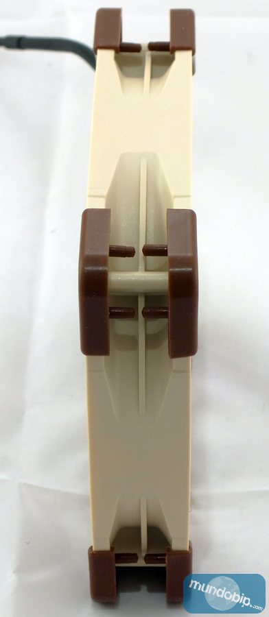 Lateral Noctua NF-S12A