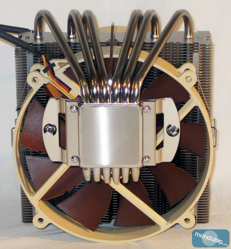 Vista inferior con ventilador del Noctua NH-C14