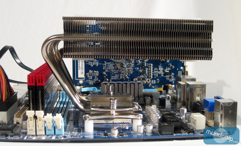 Vista lateral instalado sin ventiladores Noctua NH-C14