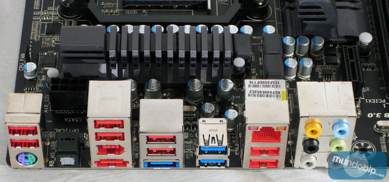 Puertos de entrada / salida Gigabyte GA-990FXA-UD3
