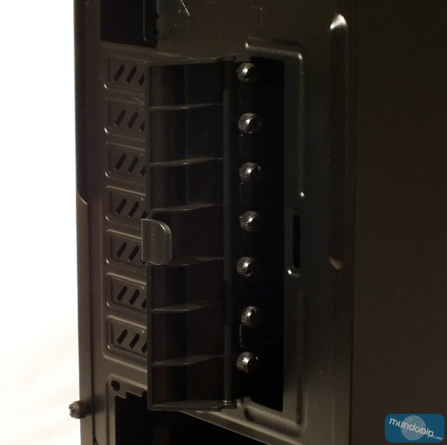 Tornillos slots de expansión Antec GX700