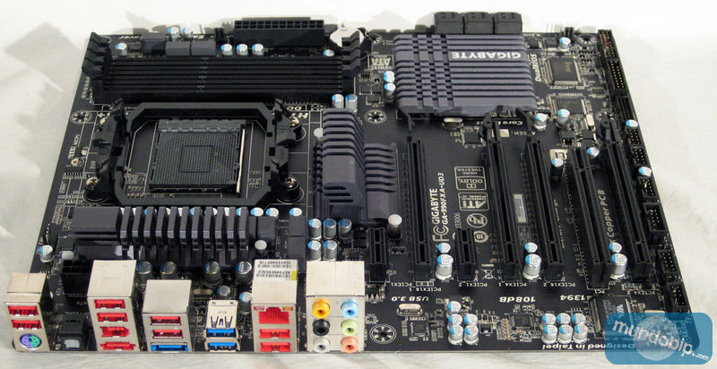 Vista trasera Gigabyte GA-990FXA-UD3