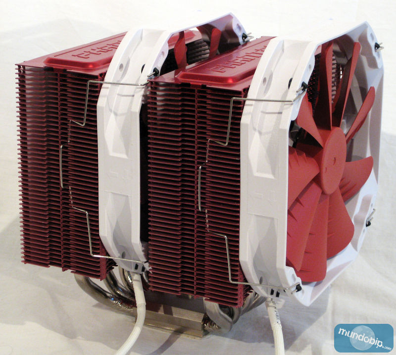 Disipador con ventiladores instalados Phanteks PH-TC14PE con ngulo
