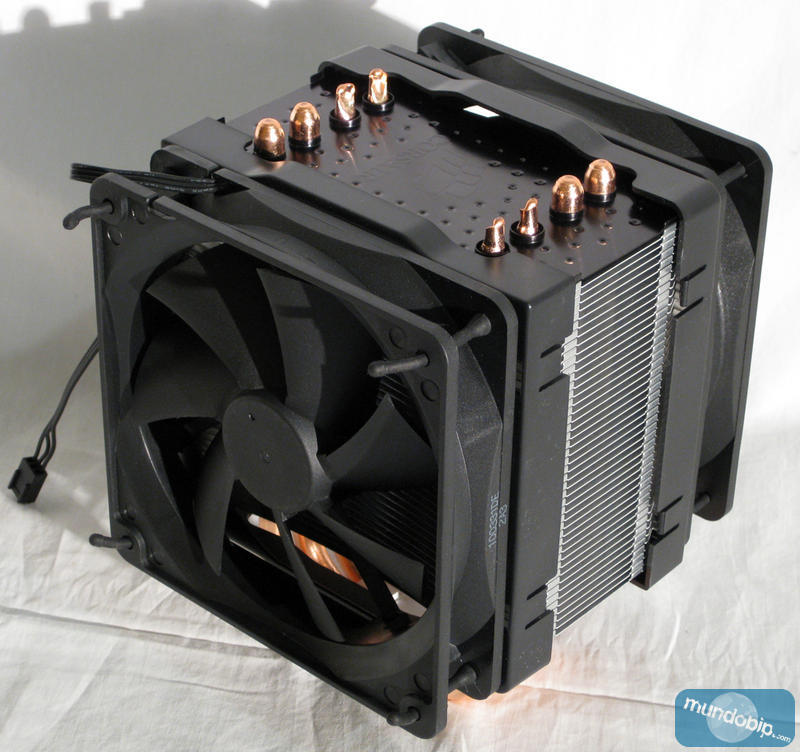 Corsair A70 con ventilador vista angulo