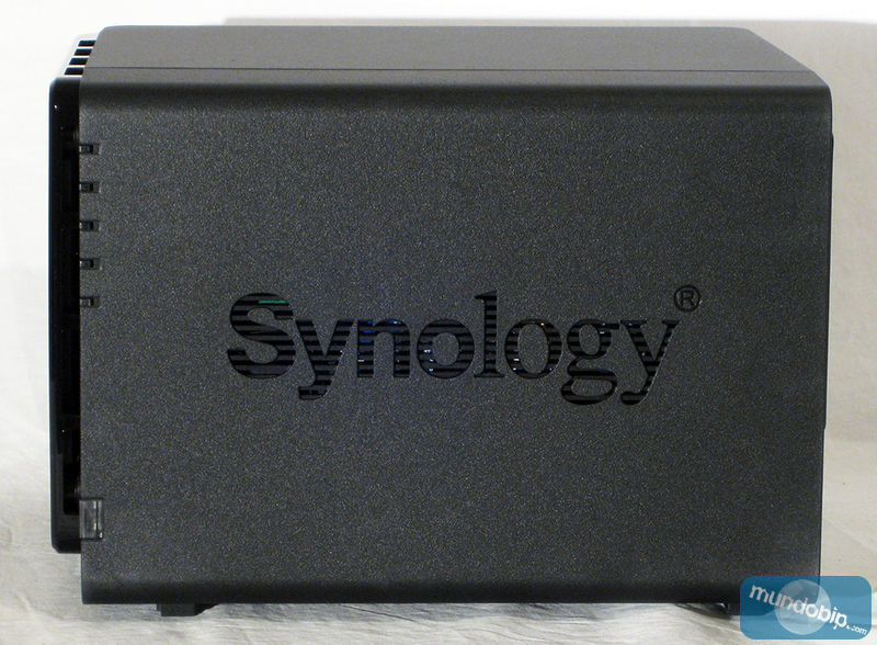 Lateral Synology DS412+