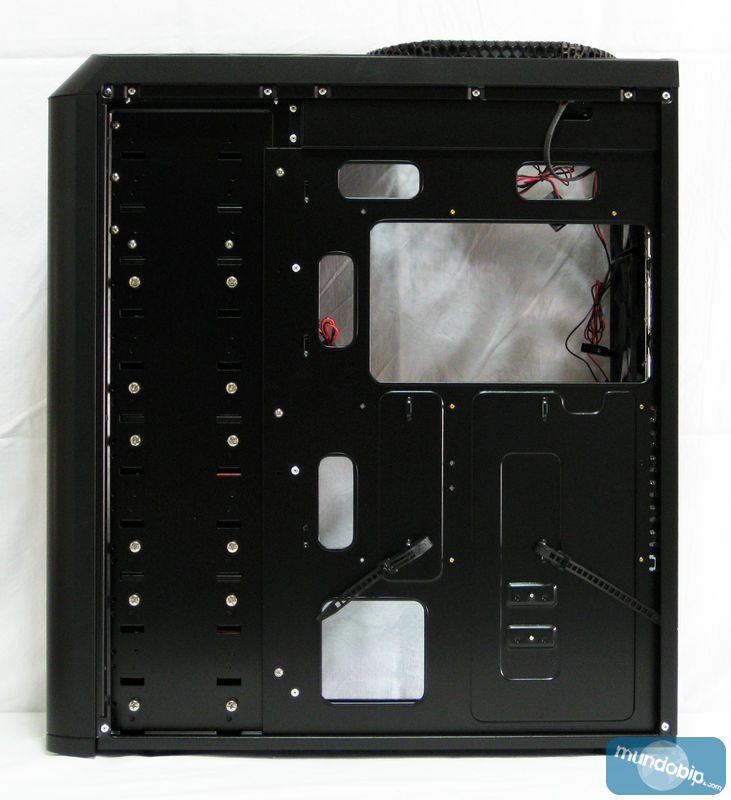Lateral trasero abierto Antec Twelve Hundred V3