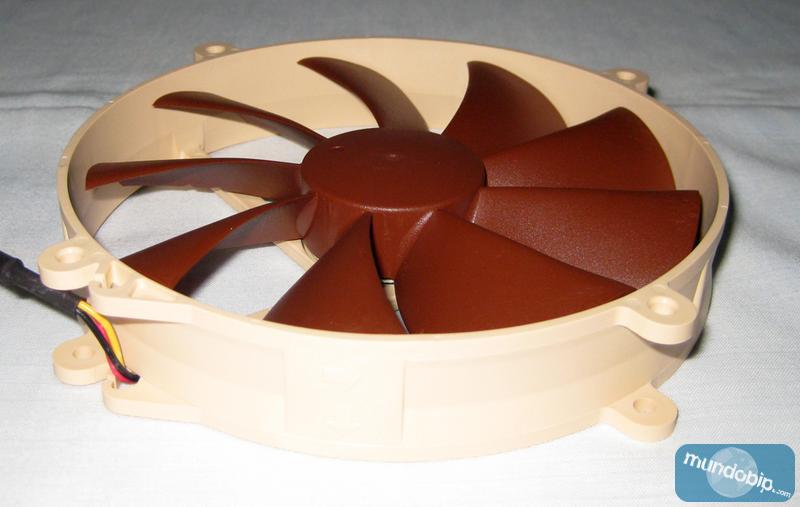 Lateral Noctua NF-P14 FLX