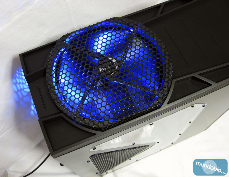 Ventilador superior encendido Antec Twelve Hundred V3